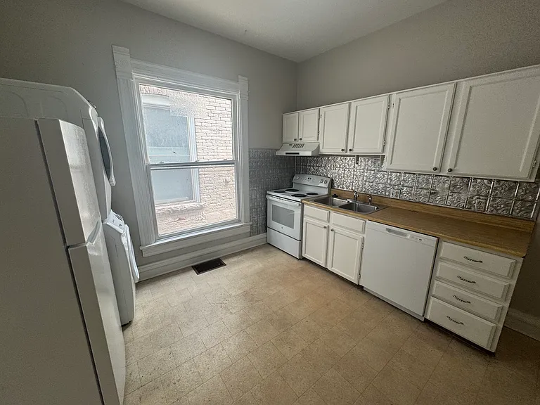 220 W 2nd Ave #1 — Photo 7