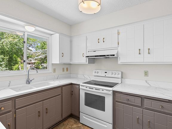 3rd image of 9824 Squire Ln