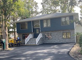 8 Dover Pl, Mastic, NY 11950