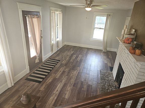 3rd image of 863 10th St NE