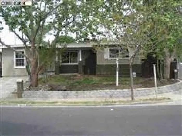 1825 Overhill Rd photo 1