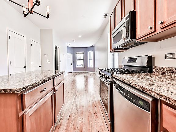 4th image of 2920 N Lincoln Ave APT 1R