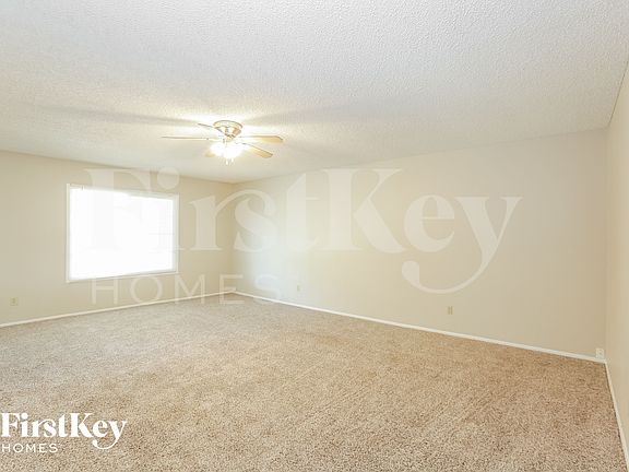 4th image of 614 E Greenway Dr
