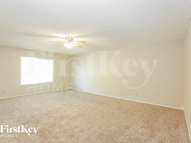 614 E Greenway Dr — Photo 4