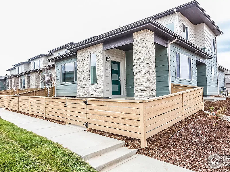 4960 Denys Drive — Photo 1