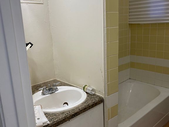 2nd image of 2 Willowbank Pl #7