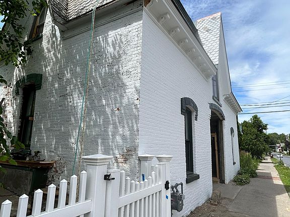 2nd image of 15 Franklin St #4