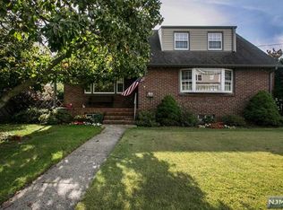 286 President St, Saddle Brook, NJ 07663