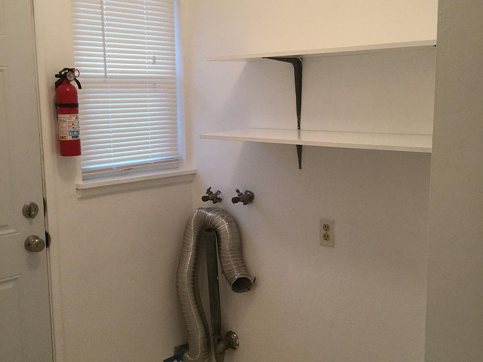 Laundry/utility room off kitchen