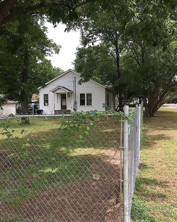 2nd image of 420 Pecan St