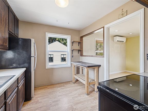 5th image of 9831 33rd Avenue SW