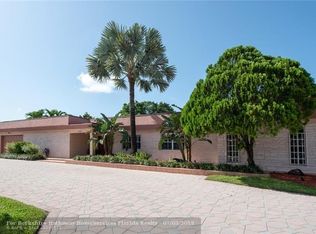 8960 N Lake Dasha Dr, Plantation, FL 33324