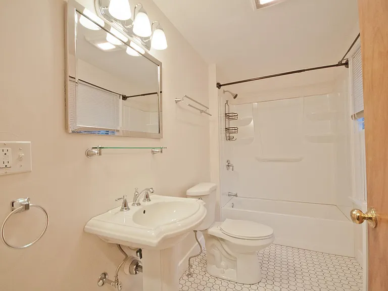 234 E Hamilton Ave — Photo 2