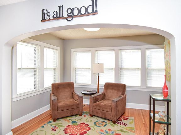 2nd image of 2413 University Ave NE APT 1