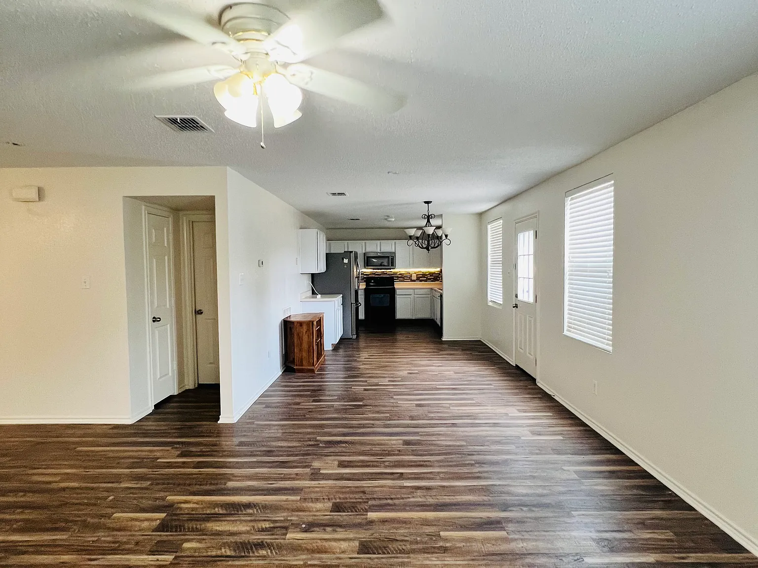 3 bed, 2.5 bath, 2136 sqft, $2,500 — Photo 2