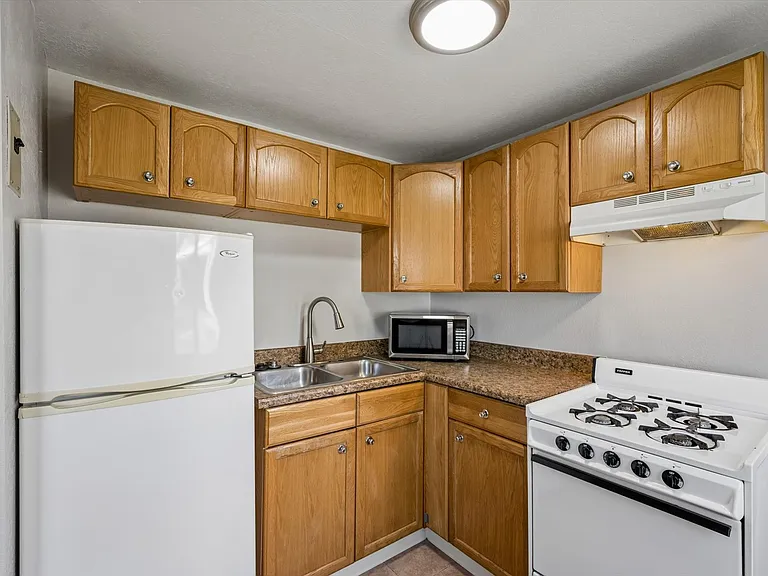 Kimberly Apartments — Photo 16