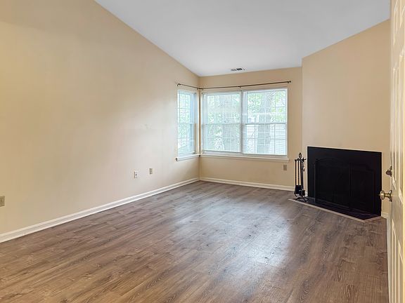 5th image of 621 Lakefront Cir #621