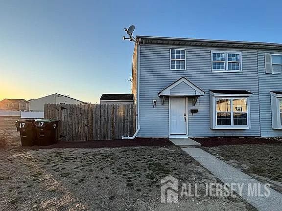 1st image of 17 Lennox Ct