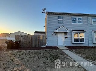 17 Lennox Ct, Sicklerville, NJ 08081