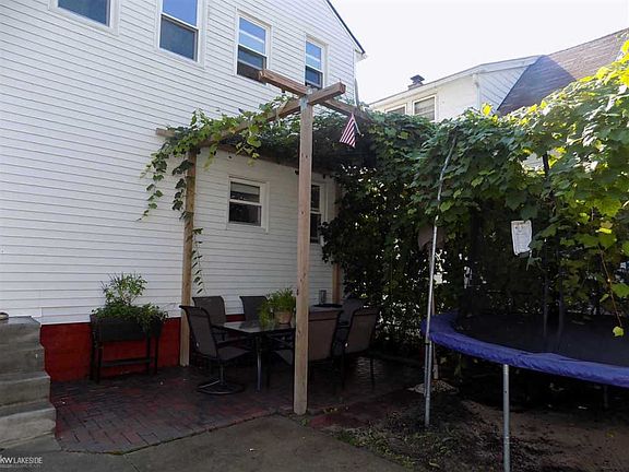5th image of 2265 Evaline St