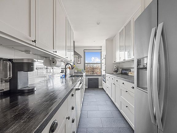 3rd image of 303 Beverley Rd APT 5H