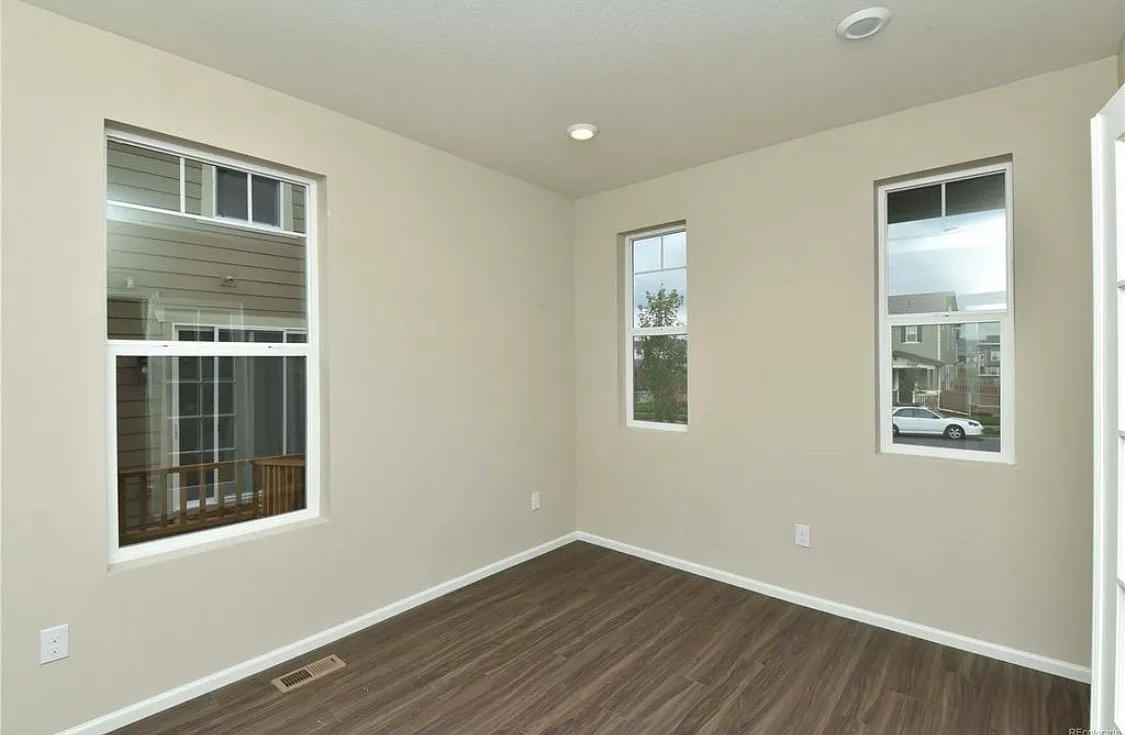 3 bed, 2.5 bath, 2042 sqft, $3,100 — Photo 3
