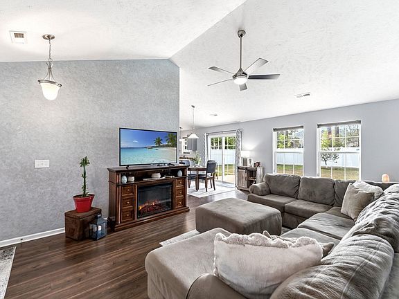 5th image of 421 Carolina Woods Dr.