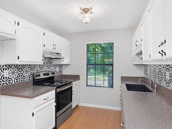 3rd image of 89 Bloomfield Dr