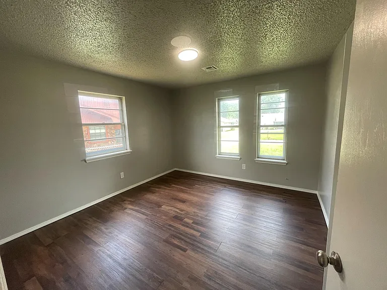 1252 S 27th Pl — Photo 20