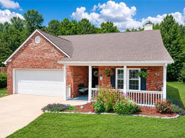 733 Jacoby Dr, Loganville, GA 30052