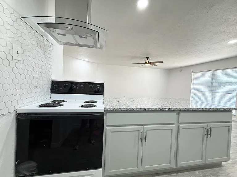 545 Oldbridge Dr — Photo 3