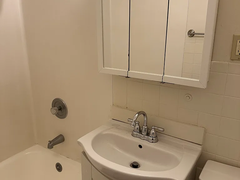 514 E Roy St #202 — Photo 14