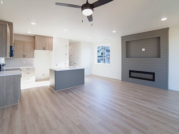 3rd image of 16159 Serres Farm Way