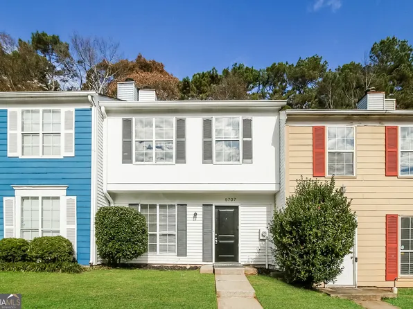 5707 Wells Cir, Stone Mountain, GA 30087