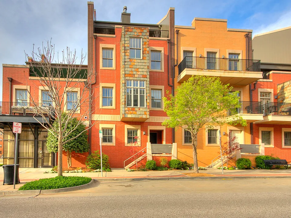 109 NE 3rd St