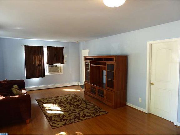 3rd image of 1203 E Willow Run Dr