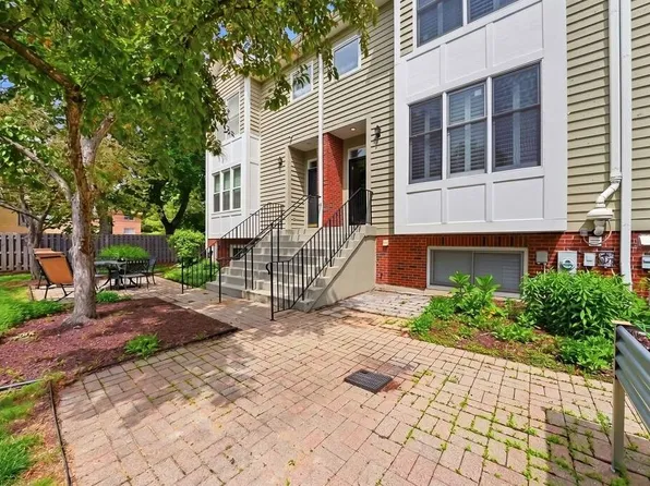244 N Village Ct, Palatine, IL 60067
