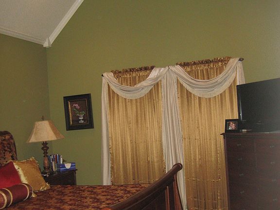 Master Bedroom w/vaulted ceiling