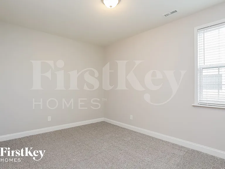 182 Norwich Dr — Photo 15