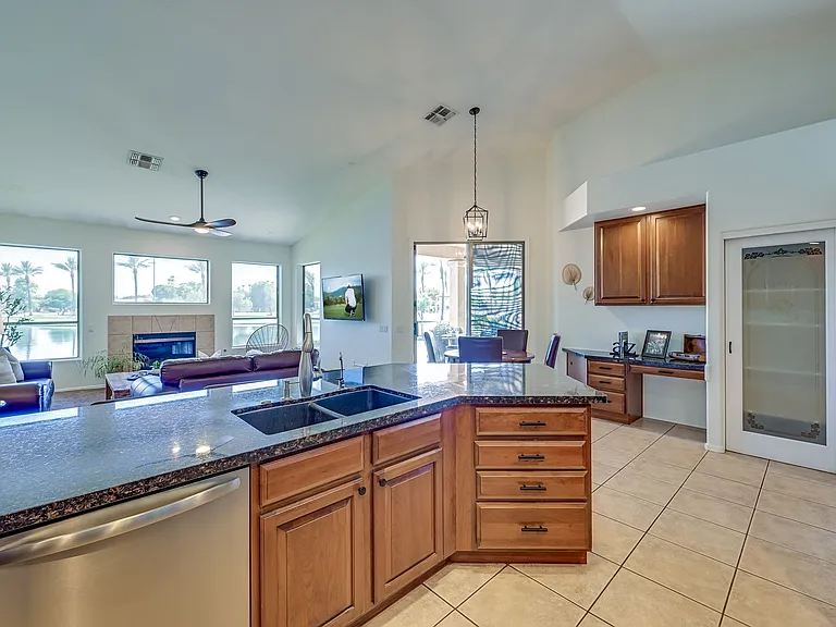 1681 W Crescent Way — Photo 2
