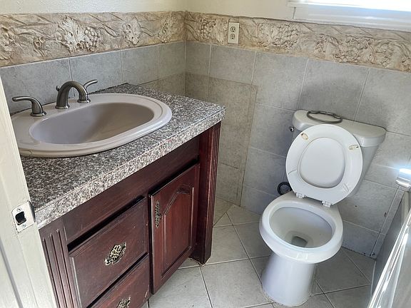 2nd image of 224 Pennsylvania Ave Unit B