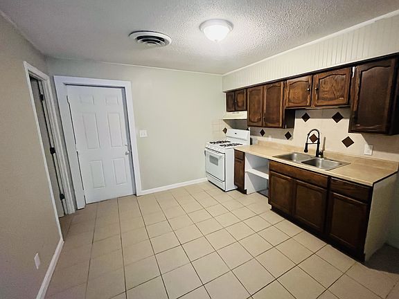 4th image of 852 N Main St #F