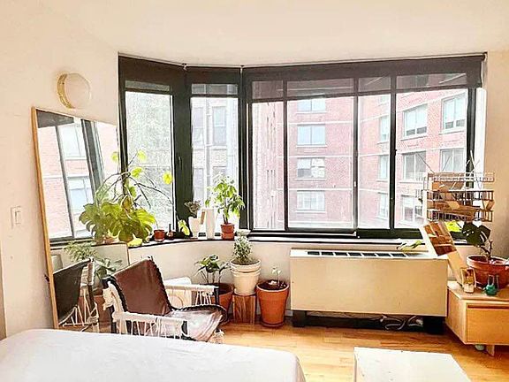 4th image of 275 Greenwich St APT 5P