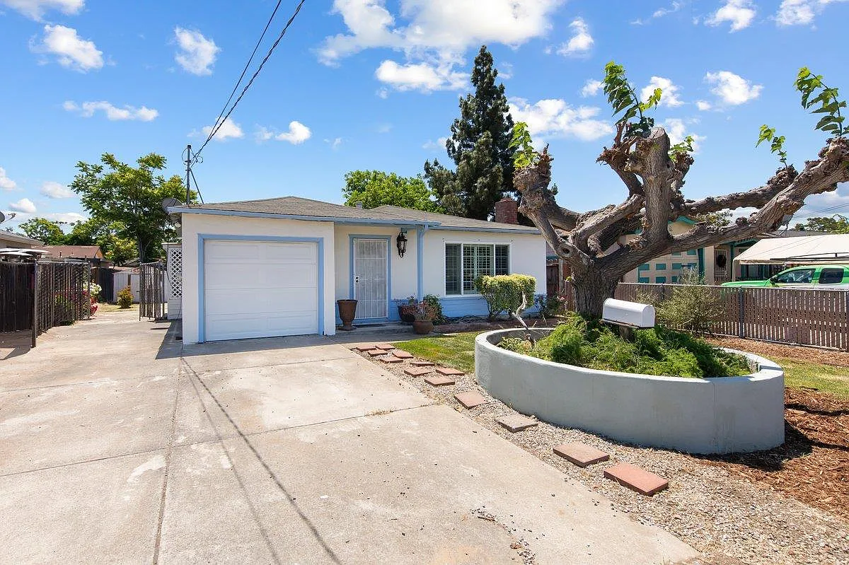 3552 E Hills Dr photo 1
