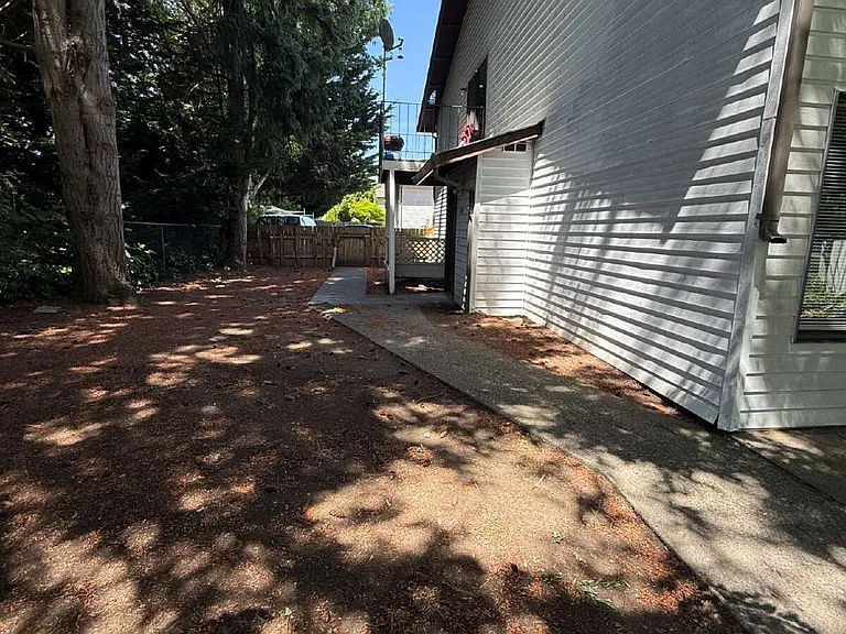 713 F Pl NE #4 — Photo 4