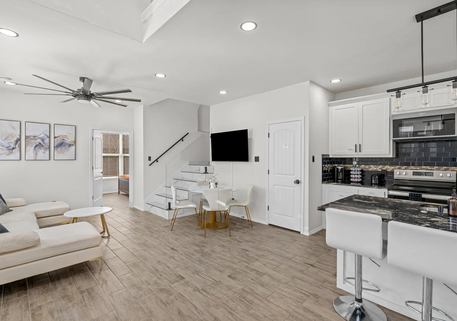 4BR En-Suite Townhome | Near UH + Downtown — Photo 3