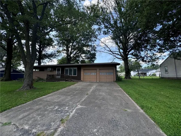 515 E 3rd St, Adrian, MO 64720