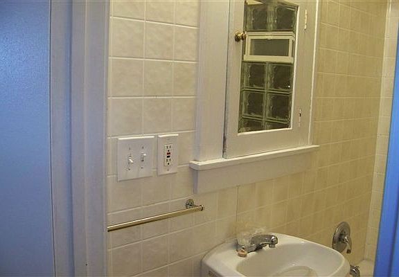Bathroom APT 1