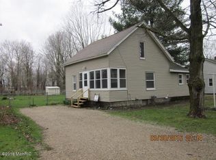 121 3rd St, Lawrence, MI 49064