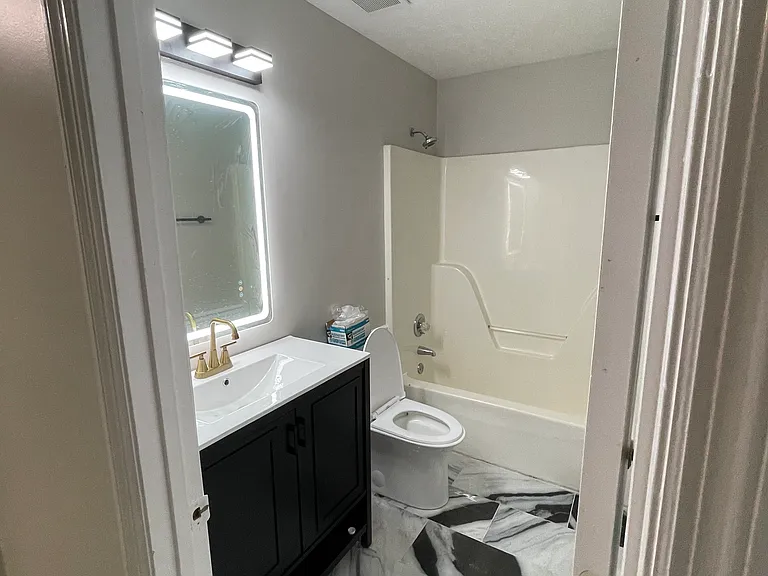 6210 Lynridge Ave — Photo 10